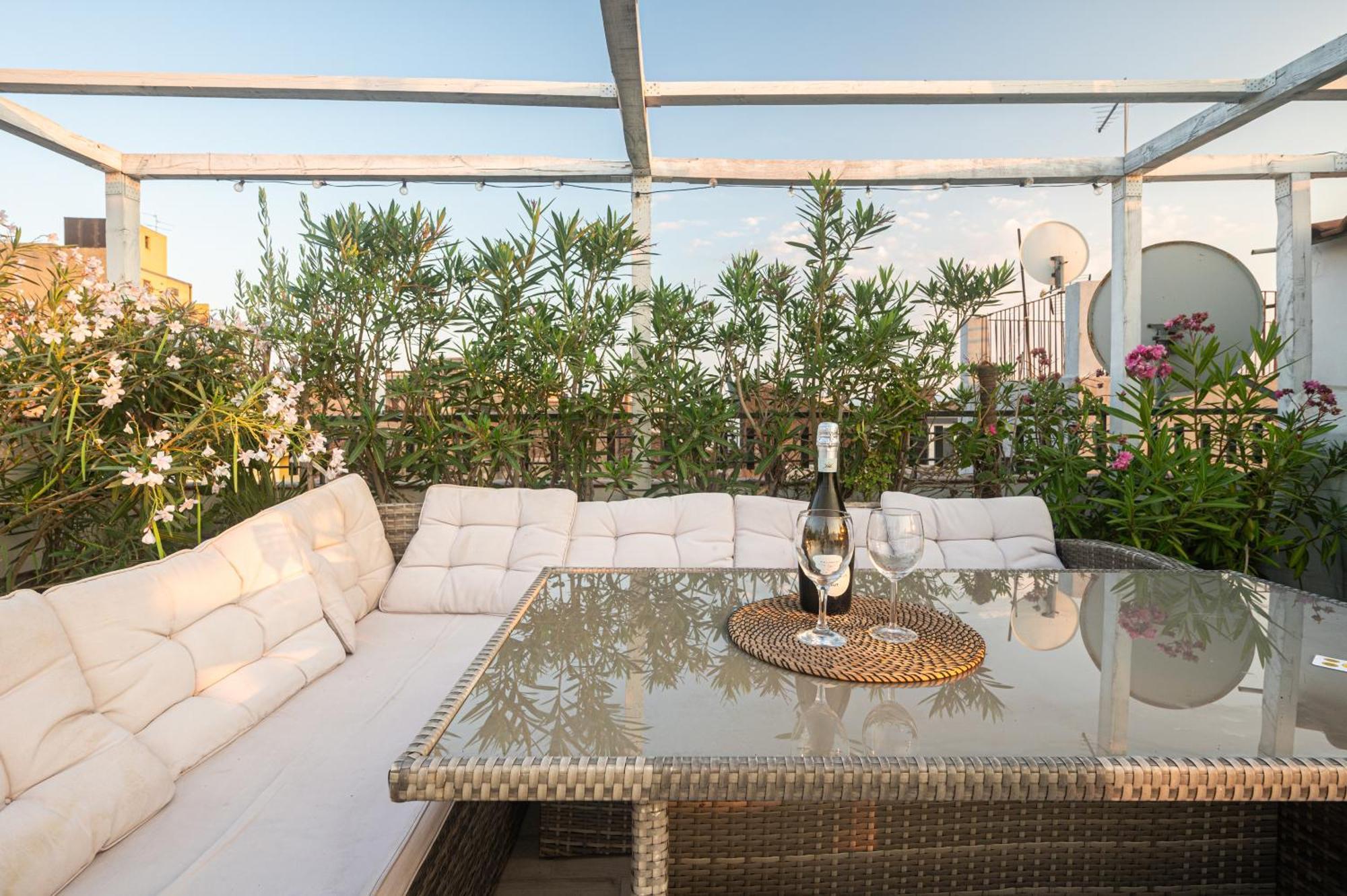 Follow The Sun - Rooftop Terrace Gasthof Catania